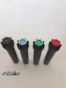 آبپاش هانتر در حال پاشش آب روی چمن